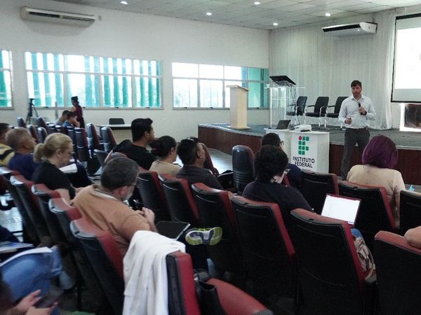 Participantes do curso vendo o palestrante
