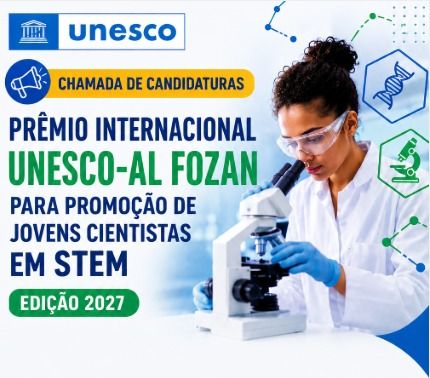 Este anúncio gráfico anuncia o "Prêmio Internacional UNESCO-AL FOZAN para a Promoção de Jovens Cientistas em STEM - Edição 2027", destacando uma jovem cientista em laboratório.  A composição do anúncio é dividida visualmente. À esquerda, domina o texto principal com o logotipo da UNESCO no topo, seguido pelos detalhes do prêmio e a chamada para candidaturas. À direita, o foco principal é uma mulher jovem trabalhando com um microscópio, transmitindo a essência da ciência e inovação. A imagem é um anúncio, com um propósito claro de informar e atrair a atenção para o prêmio, utilizando uma disposição que equilibra informação e apelo visual. A ação de olhar atentamente pelo microscópio sugere dedicação e pesquisa.  A principal figura humana é uma jovem com pele morena e cabelos escuros presos em um coque, vestindo um jaleco branco de laboratório e luvas azuis. Ela usa óculos de proteção transparentes sobre seus olhos, que estão focados intensamente no microscópio. Sua expressão é de concentração e seriedade, indicando seu envolvimento em uma tarefa científica. O microscópio é um modelo de laboratório padrão, branco, com várias lentes e um braço ajustável, posicionado sobre uma mesa branca.  Este anúncio é um trabalho de design gráfico digital, com um estilo limpo e moderno. A estética é profissional e informativa, utilizando cores vibrantes para destacar informações chave, como o nome do prêmio em verde e o título "CHAMADA DE CANDIDATURAS" em amarelo. Elementos gráficos como a dupla hélice de DNA e um microscópio estilizado, em tons de azul e verde, reforçam o tema STEM. A escolha de uma fotografia realista para a cientista adiciona um elemento de autenticidade e aspiração.  O cenário é um ambiente de laboratório, sugerido pelo equipamento científico e pela iluminação clara. O fundo atrás da cientista parece ser um ambiente desfocado, talvez de um laboratório real ou um fundo digital que evoca um ambiente científico. A iluminação é brilhante e uniforme, típica de um ambiente de trabalho limpo e iluminado, sem sombras fortes que distraiam do tema principal. As cores predominantes são azul, branco e verde, associadas à ciência, tecnologia e ao logotipo da UNESCO, criando uma atmosfera profissional e de confiança.