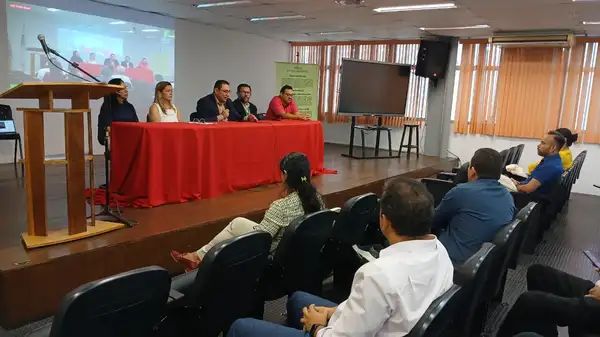 Pessoas assistindo aula